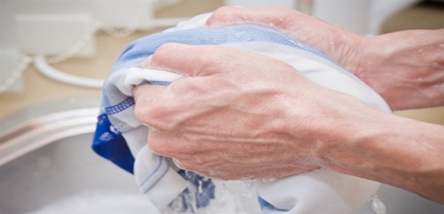 Mơ thấy giặt quần áo dính dầu mỡ