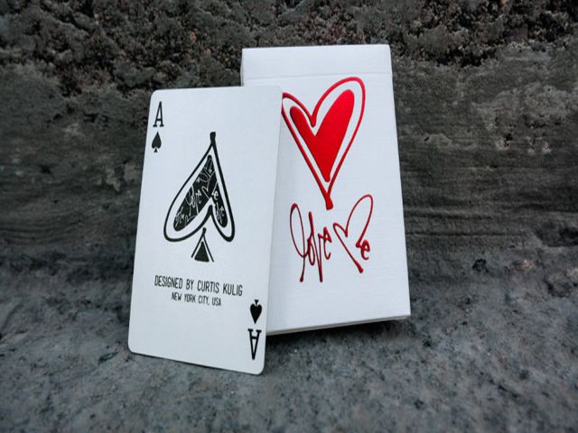 Sự xuất hiện của Bộ bài Love Me được lấy cảm hứng từ nghệ sĩ Curtis Kulig