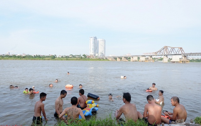 Mơ thấy tắm sông cùng người thân.