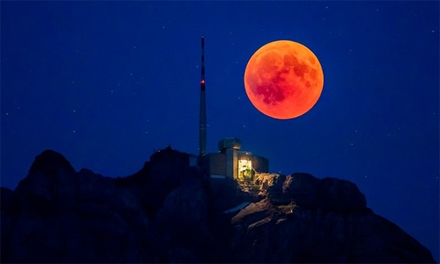 Mơ thấy mặt trăng máu