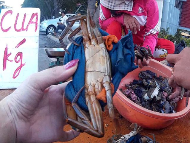 buôn bán cua ở chợ