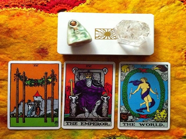 Một trong những cách trải bài lâu đời nhất và phổ biến nhất là trải Bói bài 3 lá