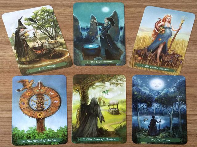 Bo bai Tarot Green Witch tai hien mot <span class='marker'>khung</span> canh hoat dong cua the gioi <span class='marker'>cu li</span> thuy