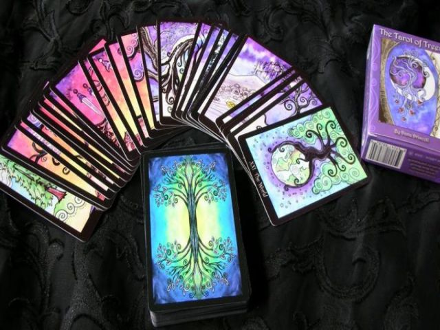 Tarot of Trees co chu de xuyen suot la ve thien nhien