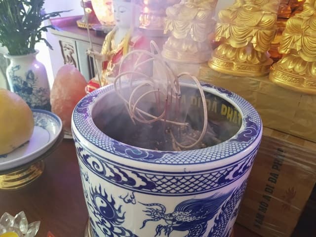 Nằm mơ thấy bát hương nghi ngút khói.