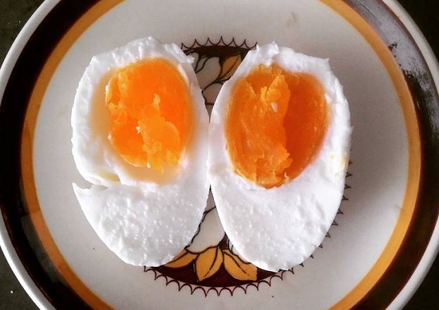 Nằm mơ thấy ăn trứng vịt lộn