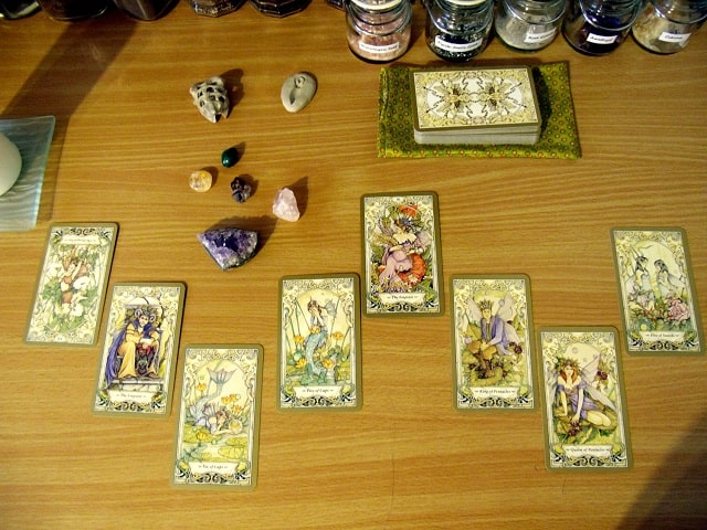 Để học bài tarot, bạn cần chuẩn bị để sử dụng chúng 
