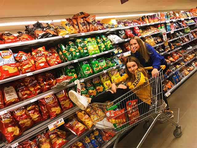 Mơ thấy đi chợ cùng bạn bè