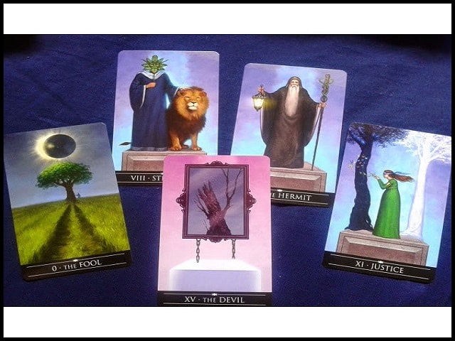 Silver Witchcraft là một lá bài tarot dành cho những người mới bắt đầu học
