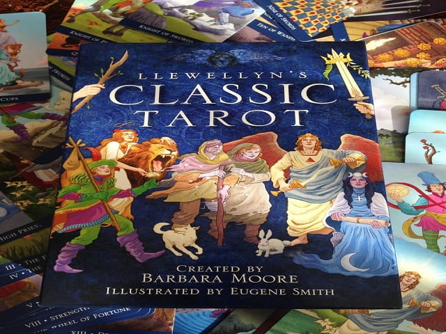 Bộ bài Cổ điển của Tarot Llewellyn theo phong cách hiện đại hơn