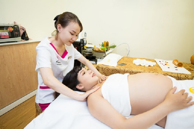 Người phụ nữ mang thai mơ thấy mình gội đầu 