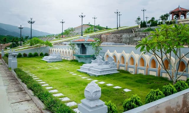 Nằm ngủ mơ thấy nghĩa trang đẹp càng báo trước chuyện tình duyên.