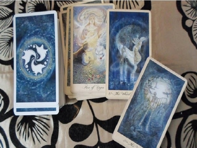 tranh su dụng nhung cau hoi dong trong tarot 