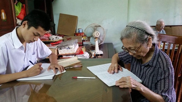 Nằm mơ thấy bà ngoại dạy mình học bài. 