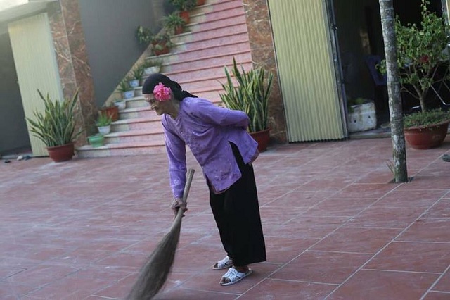 Nằm mơ thấy bà quét sân