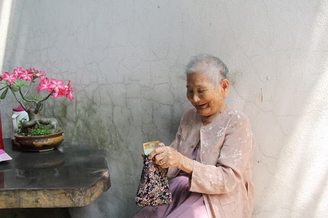 Ước mơ của bà nội được tặng tiền 