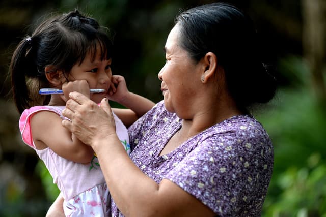 Mơ thấy bà ôm tôi 