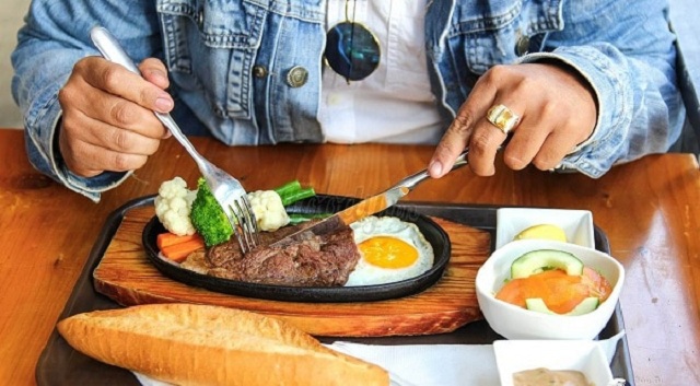 Mơ thấy ăn thịt bò nấu chín