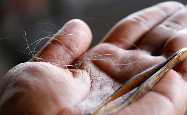 Nằm ngủ mơ thấy nhổ tóc bạc