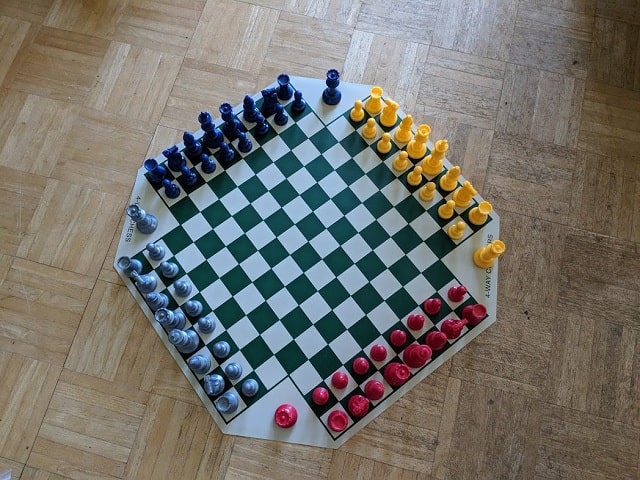 Có một vị vua trong số 4 người có thể chơi theo nhóm hoặc cá nhân