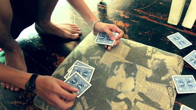 Nằm mơ thấy công an bị bắt vì tội đánh bạc 