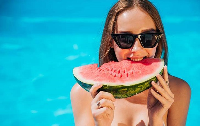 Ngủ và ăn dưa hấu