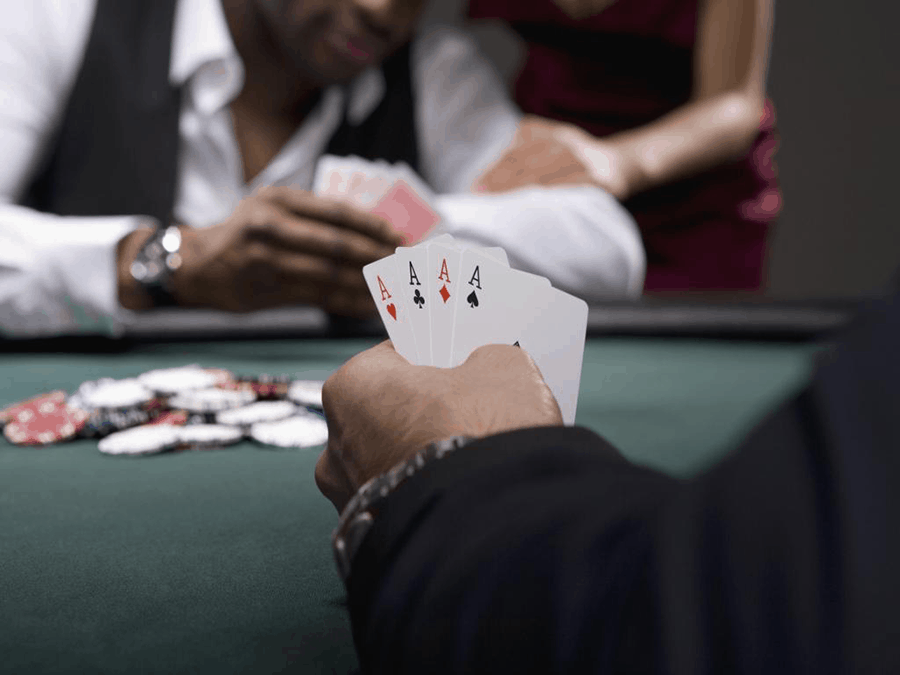 Ba nhân vật rượu vang để chơi baccarat dưới dạng hình ảnh - hình 3