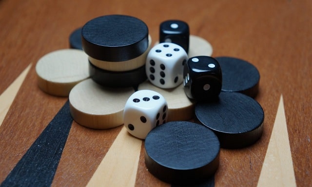 Backgammon có một trò chơi đơn giản
