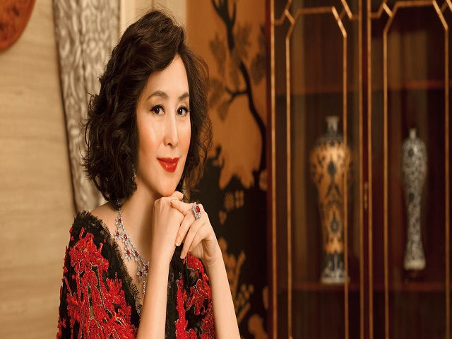 Pansy là một phụ nữ ở vùng ngoại ô sống một vợ một chồng 