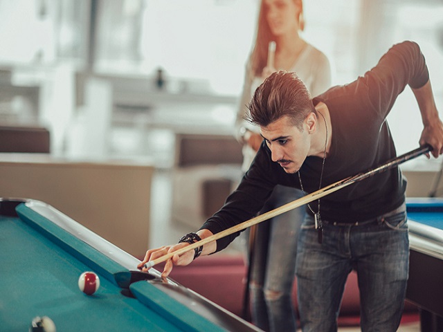 Khi chơi bida, hãy tập trung vào cơ bắp