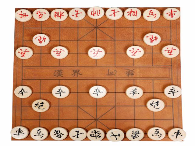 Trên bàn cờ, mỗi bên sở hữu 5 quân Tốt