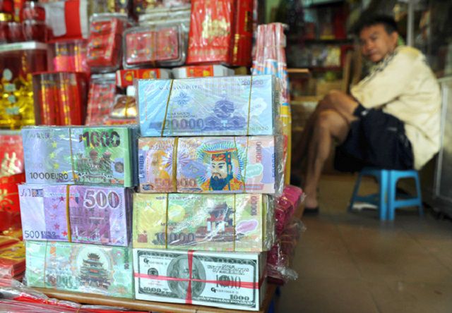 Nằm mơ thấy mua tiền ở cõi âm là điềm lành hay dữ? Thích mua tiền ở cõi âm là điềm tốt hay điềm xấu