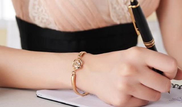 Đeo vòng tay vàng trong giấc mơ là điềm báo gì