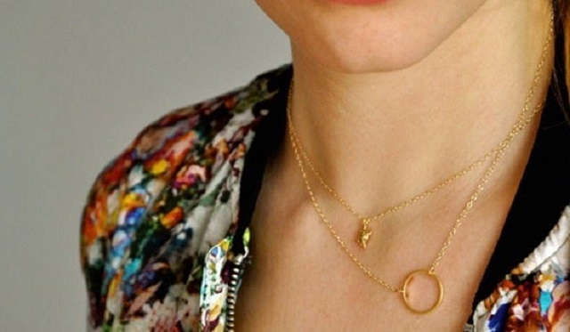 Nó có nghĩa là con trai trong mơ đeo một sợi dây chuyền vàng