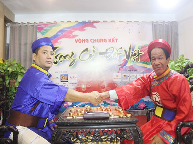 Sàn của Trang có giá đất năm 2015 giữa Tôn Thất Nhật Tân (son) và Trềnh A Sáng (phai)