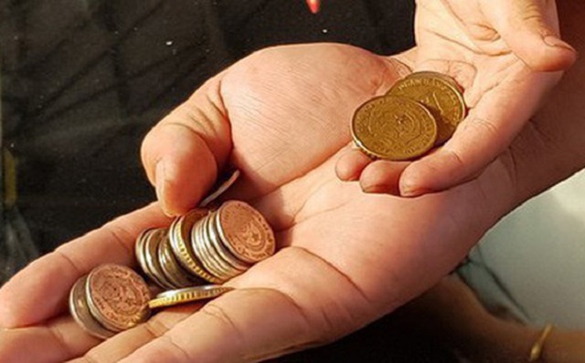 Nằm mơ thấy ai đó cho tiền xu