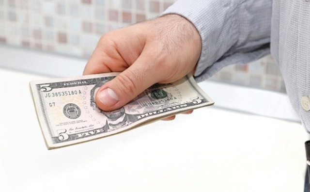 Nằm mơ thấy người khác cho tiền đô la nên có ý nghĩa gì