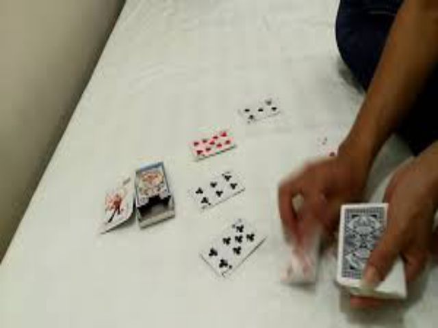 Giấu bài trong Liêng có thể làm đẹp đôi bàn tay