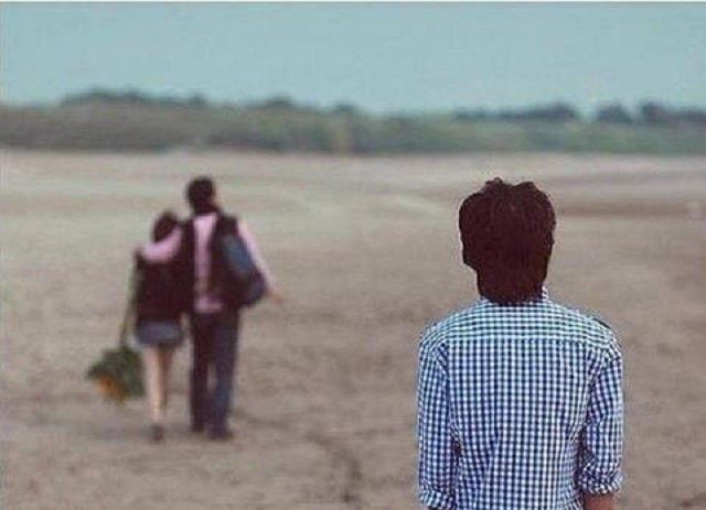 Người tôi yêu đang nói chuyện với ai đó