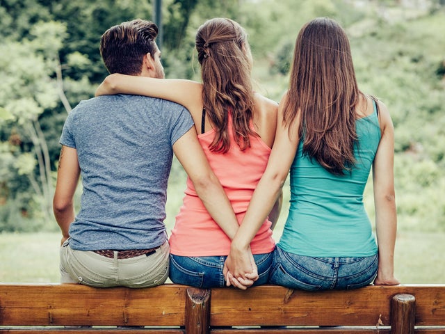 Mơ thấy chồng lừa dối với bạn thân của mình