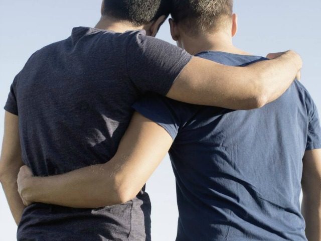 Nằm mơ thấy chồng có bạn trai cùng giới.