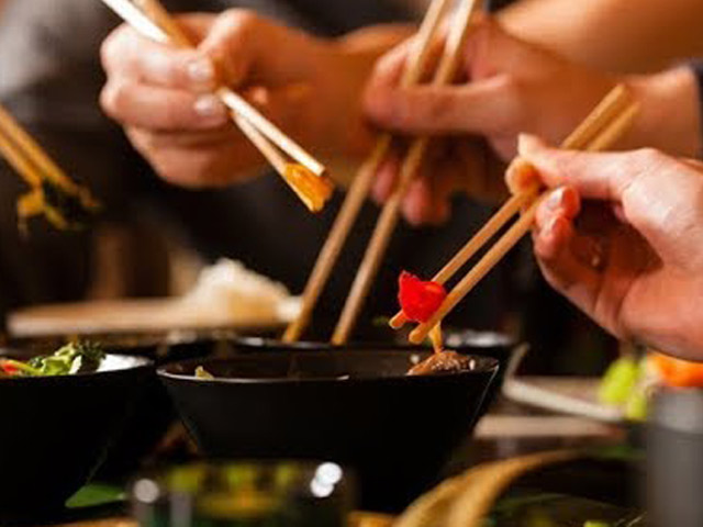 Nằm mơ thấy đi ăn với người lạ