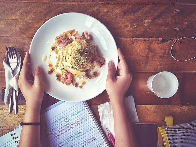 Mơ thấy ăn một mình