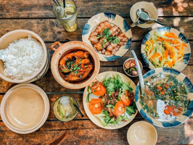 Mơ thấy ăn cơm cùng bạn bè