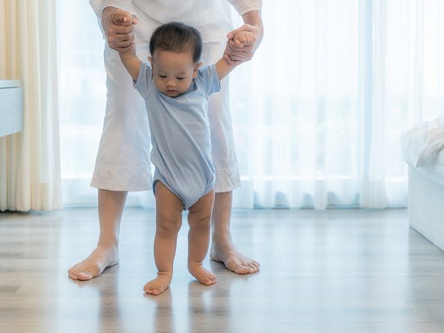 Ngủ mơ cậu bé tập đi