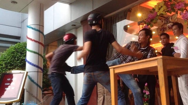 Thay nhau dit nhau trong dam cu