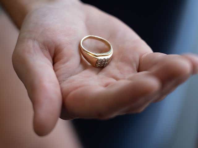 Mơ thấy tặng nhẫn vàng