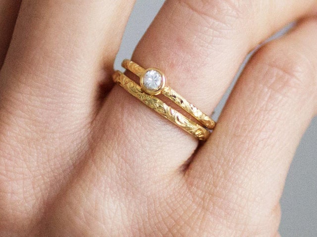 Một người đàn ông mơ ước được đeo chiếc nhẫn vàng cho người yêu của mình