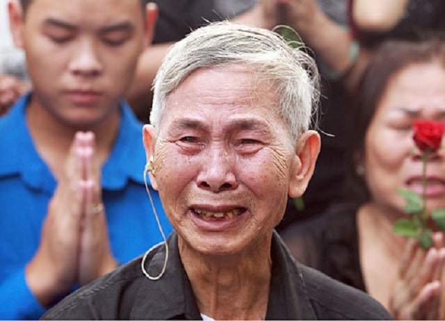 Đừng khóc thay anh ấy