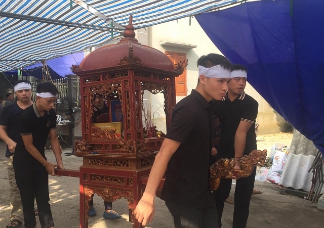 Mỗi khi anh ấy nói đôi mắt của mình